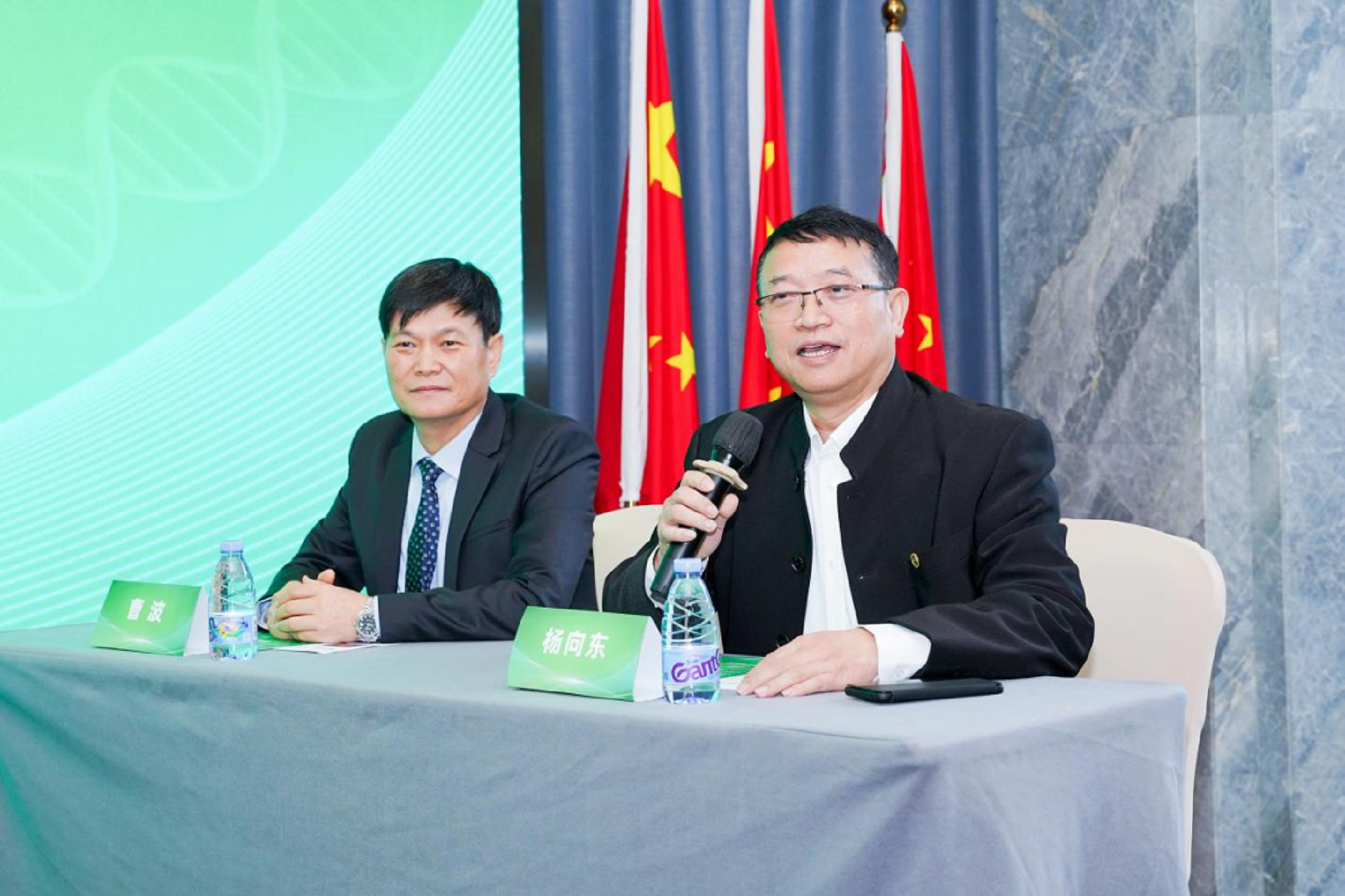 5-楊向東院長和曹波主任主持會議.png