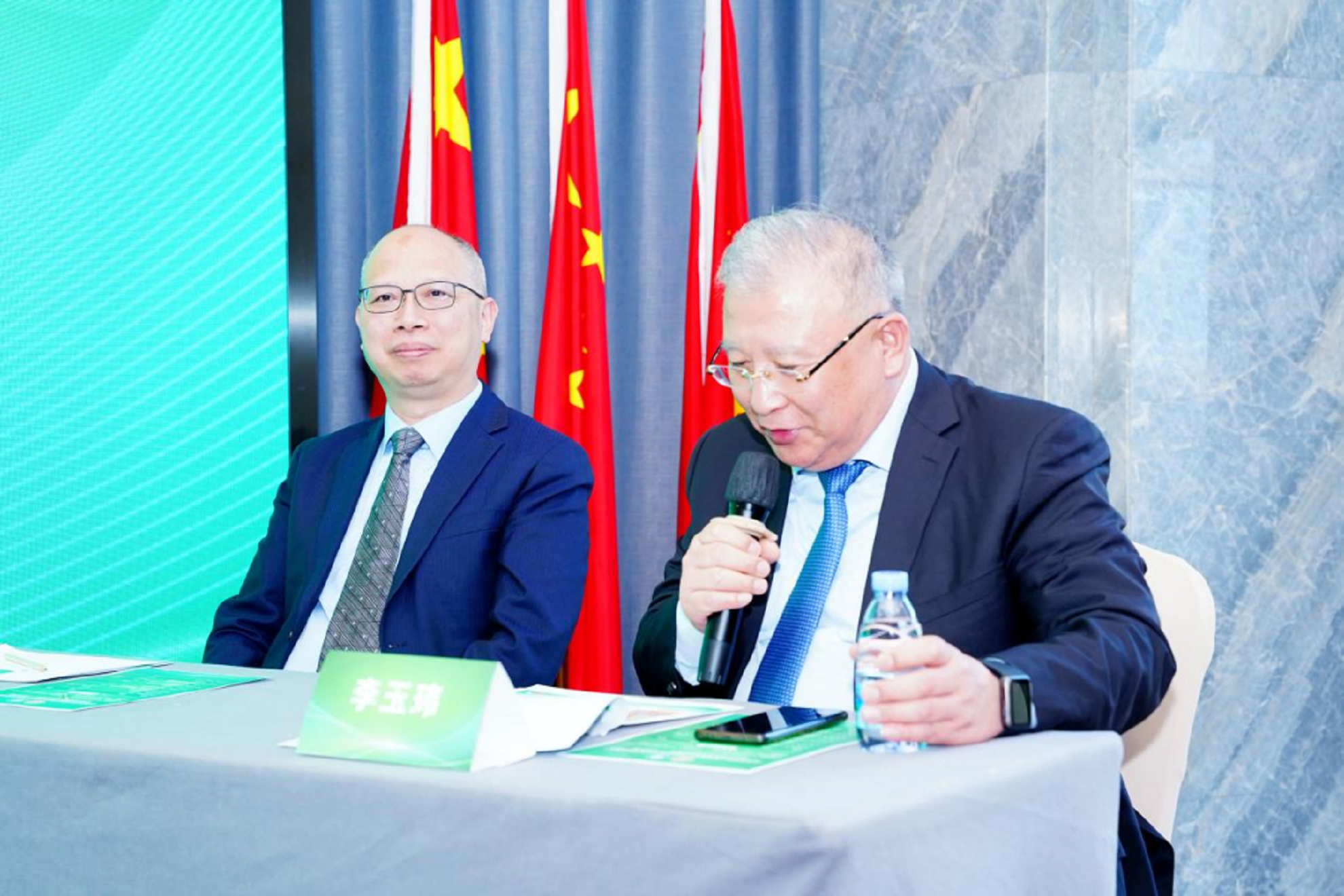 8-李玉瑋主任和湯獻(xiàn)忠主任主持會議.png